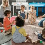 Το πρόγραμμα οικονομικής ενίσχυσης (voucher) της ΕΕΤΑΑ εφαρμόζει πλέον αυστηρά ψηφιακά φίλτρα ελέγχου. Ακόμα και μία ασυμφωνία σε ένα ψηφιοποιημένο έγγραφο ή η παράλειψη ενός πεδίου στην ηλεκτρονική πλατφόρμα στερεί από την οικογένεια τη δωρεάν φιλοξενία του παιδιού, καθώς το σύστημα δεν επιτρέπει διορθώσεις μετά τη λήξη της προθεσμίας των ενστάσεων.