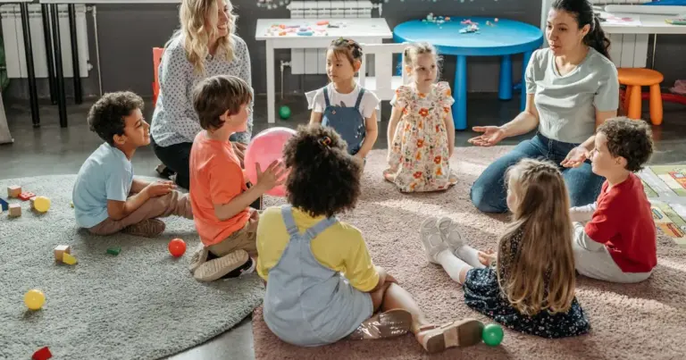 Το πρόγραμμα οικονομικής ενίσχυσης (voucher) της ΕΕΤΑΑ εφαρμόζει πλέον αυστηρά ψηφιακά φίλτρα ελέγχου. Ακόμα και μία ασυμφωνία σε ένα ψηφιοποιημένο έγγραφο ή η παράλειψη ενός πεδίου στην ηλεκτρονική πλατφόρμα στερεί από την οικογένεια τη δωρεάν φιλοξενία του παιδιού, καθώς το σύστημα δεν επιτρέπει διορθώσεις μετά τη λήξη της προθεσμίας των ενστάσεων.