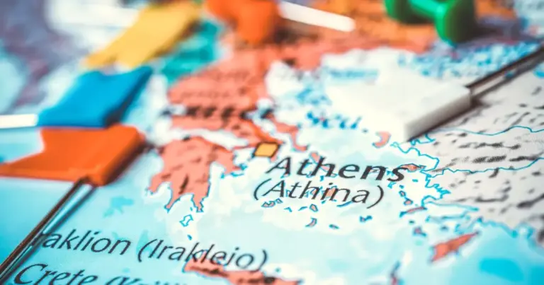 Καθώς βρισκόμαστε στα μέσα Ιουνίου και οι νέες προκηρύξεις του καλοκαιριού βρίσκονται προ των πυλών, το κριτήριο αυτό αναδεικνύεται στο ισχυρότερο «όπλο» για όσους επιθυμούν μόνιμη θέση στο Δημόσιο, ξεπερνώντας συχνά ακόμα και υποψηφίους με βαρύτιμα μεταπτυχιακά ή πολυετή προϋπηρεσία.