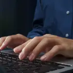 Τη μέγιστη μοριοδότηση των 40 μορίων εξασφαλίζουν οι μόνιμοι κάτοικοι των ορεινών και νησιωτικών δήμων της χώρας στις νέες προκηρύξεις του ΑΣΕΠ, ενώ με 20 μόρια πριμοδοτούνται όσοι διαμένουν μόνιμα σε παραμεθόριες περιοχές ή δήμους με πληθυσμό έως 25.000 κατοίκους. Η ενίσχυση αυτή, η οποία εφαρμόζεται οριζόντια στις τρέχουσες διαδικασίες προσλήψεων, έχει ως στόχο να δώσει ένα ισχυρό προβάδισμα στους μόνιμους κατοίκους της περιφέρειας, αλλάζοντας ριζικά τις ισορροπίες στους πίνακες κατάταξης.