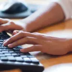 Οι μόνιμοι κάτοικοι των ορεινών, νησιωτικών και παραμεθόριων δήμων της χώρας κλειδώνουν τη μέγιστη μοριοδότηση εντοπιότητας που φτάνει έως και τα 40 μόρια στις νέες προκηρύξεις του ΑΣΕΠ, αποκτώντας ξεκάθαρο προβάδισμα για τις μόνιμες θέσεις στο Δημόσιο. Το ανανεωμένο πλαίσιο προσλήψεων πριμοδοτεί γενναία όσους ζουν μόνιμα σε αυτές τις περιοχές, με στόχο να αντιμετωπιστεί η χρόνια υποστελέχωση των τοπικών υπηρεσιών.