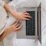 Η απόκτηση πιστοποίησης Αγγλικών επιπέδου Proficiency (C2) αναγνωρισμένης από τον ΑΣΕΠ είναι πλέον εφικτή μέσω online εξετάσεων από το σπίτι και χωρίς καθόλου προφορικά, καθώς συγκεκριμένοι διεθνείς φορείς προσφέρουν τεστ που εξετάζουν αποκλειστικά τις δεξιότητες της κατανόησης γραπτού λόγου και της ακουστικής (Reading και Listening). Η επιλογή αυτή έχει αναδείξει μια νέα πραγματικότητα στις προκηρύξεις του 2026, επιτρέποντας σε χιλιάδες υποψηφίους να εξασφαλίσουν τη μέγιστη μοριοδότηση γρήγορα, οικονομικά και χωρίς το άγχος της ζωντανής συνομιλίας με εξεταστή.