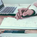 Οι αναγνωρισμένες από τον ΕΟΠΠΕΠ πιστοποιήσεις πληροφορικής δίνουν έξτρα μόρια ή αποτελούν απαραίτητο τυπικό προσόν χωρίς να χρειάζονται ποτέ ανανέωση, καθώς η νέα εγκύκλιος του ΑΣΕΠ ξεκαθαρίζει ότι οι συγκεκριμένοι τίτλοι ισχύουν εφ' όρου ζωής. Η διευκρίνιση αυτή βάζει τέλος σε μια μακρά περίοδο σύγχυσης για χιλιάδες υποψηφίους που ετοιμάζουν τα χαρτιά τους για τις μεγάλες προκηρύξεις και τους επικείμενους γραπτούς διαγωνισμούς.