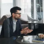 Η επιτυχημένη απάντηση στην ερώτηση «γιατί θέλετε να αποχωρήσετε από την τρέχουσα εργασία σας» κρίνεται αποκλειστικά από την ικανότητά σας να μετατοπίσετε το ενδιαφέρον του recruiter από το τι αφήνετε πίσω στο τι σκοπεύετε να κερδίσετε στο μέλλον, χωρίς να αφήσετε αιχμές για το τωρινό σας περιβάλλον. Οι διευθυντές προσωπικού στην Ελλάδα χρησιμοποιούν αυτή την ερώτηση-παγίδα όχι για να μάθουν τα εσωτερικά προβλήματα της προηγούμενης εταιρείας σας, αλλά για να αξιολογήσουν τον επαγγελματισμό σας, το κίνητρο και το αν οι προσδοκίες σας ευθυγραμμίζονται με τη νέα θέση εργασίας.