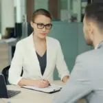 Η αποτελεσματική απάντηση στην ερώτηση για τις προσδοκίες μισθού κατά τη διάρκεια μιας συνέντευξης εργασίας κρίνεται από την ικανότητά σας να μεταθέσετε τη συζήτηση στην αξία της θέσης, αποφεύγοντας να δώσετε ένα μονοδιάστατο νούμερο που μπορεί να σας υποτιμήσει ή να σας θέσει εκτός διαδικασίας. Οι recruiters στην ελληνική αγορά εργασίας χρησιμοποιούν αυτή την ερώτηση ως φίλτρο για να διαπιστώσουν αν το μπάτζετ της εταιρείας συμβαδίζει με τις απαιτήσεις σας, γεγονός που καθιστά τη σωστή προετοιμασία το ισχυρότερο όπλο σας.