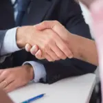 Η επιτυχής διαπραγμάτευση του μισθού σας σε μια συνέντευξη εργασίας βασίζεται πλέον σε εντελώς νέα δεδομένα, καθώς η ευρωπαϊκή οδηγία για τη μισθολογική διαφάνεια που τέθηκε σε ισχύ ανατρέπει τις ισορροπίες και υποχρεώνει τις εταιρείες να αποκαλύπτουν εκ των προτέρων τις αμοιβές. Το παραδοσιακό «παιχνίδι κρυφτού» όπου ο εργοδότης προσπαθούσε να μάθει τον προηγούμενο μισθό σας για να κάνει μια χαμηλή προσφορά αποτελεί παρελθόν, δίνοντάς σας τη δυνατότητα να διεκδικήσετε αυτό που αξίζετε με βάση αντικειμενικά κριτήρια.