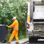 Το μεγάλο πλεονέκτημα των συγκεκριμένων προκηρύξεων είναι ότι η επιλογή γίνεται με ελάχιστα δικαιολογητικά, καθώς το μεγαλύτερο μέρος των θέσεων αφορά προσωπικό καθαριότητας, εργάτες γενικών καθηκόντων, οδηγούς και φύλακες, όπου δεν απαιτούνται εξειδικευμένοι τίτλοι σπουδών.