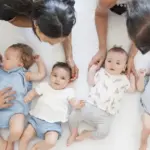 Η νομοθετική αυτή πρωτοβουλία στοχεύει στην έμπρακτη στήριξη της πολύτεκνης οικογένειας και την αντιμετώπιση του δημογραφικού προβλήματος, προσφέροντας στις μητέρες διευρυμένα προνόμια που τους εξασφαλίζουν ισχυρό προβάδισμα για την κατάληψη μόνιμων θέσεων στο Δημόσιο.