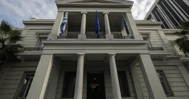 Η διαδικασία θα τρέξει μέσω ΑΣΕΠ, με τις αιτήσεις να ξεκινούν το αμέσως επόμενο διάστημα, προσφέροντας μόνιμες θέσεις εργασίας στην κεντρική υπηρεσία του Υπουργείου στην Αθήνα, αλλά και σε διπλωματικές αρχές του εξωτερικού.