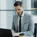 Η έκδοση της νέας προκήρυξης για 120 μόνιμες προσλήψεις στο Υπουργείο Εξωτερικών είναι πλέον γεγονός, ανοίγοντας τον δρόμο για την κάλυψη κρίσιμων θέσεων σε διοικητικούς υπαλλήλους και μεταφραστές-διερμηνείς τόσο στην κεντρική υπηρεσία στην Αθήνα όσο και στις διπλωματικές αποστολές του εξωτερικού. Η διαδικασία επιλογής θα γίνει με βάση το σύστημα μοριοδότησης του ΑΣΕΠ, δίνοντας ιδιαίτερη έμφαση στα τυπικά προσόντα, την άριστη γνώση ξένων γλωσσών και την εξειδικευμένη εμπειρία.