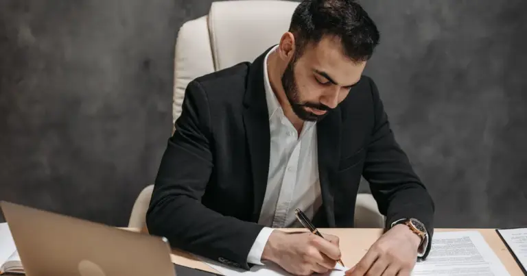 Η νέα προκήρυξη για την πρόσληψη 120 μόνιμων υπαλλήλων στο Υπουργείο Εξωτερικών, που αφορά αποκλειστικά διοικητικούς και μεταφραστές, ανοίγει τον δρόμο για μόνιμο διορισμό μέσω ΑΣΕΠ, με τα κριτήρια επιλογής να εστιάζουν στην άριστη γνώση ξένων γλωσσών και την εξειδικευμένη εργασιακή εμπειρία. Οι θέσεις κατανέμονται στην κεντρική υπηρεσία στην Αθήνα αλλά και σε διπλωματικές αποστολές του εξωτερικού, καλύπτοντας πάγιες ανάγκες σε κρίσιμους τομείς υποστήριξης.