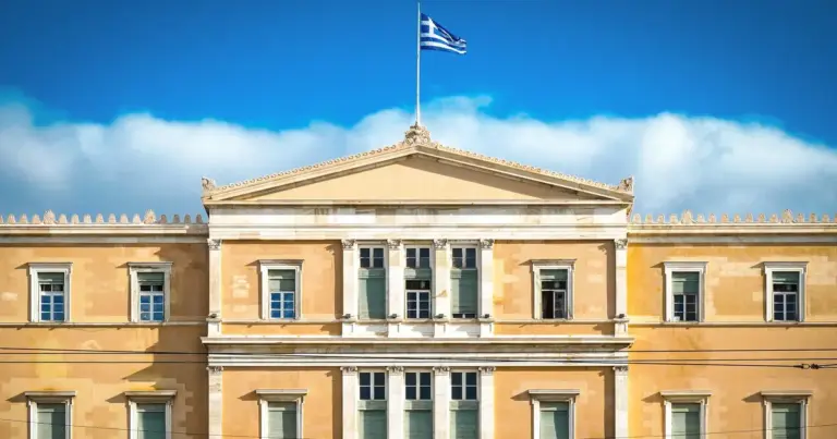 Η συγκεκριμένη εξέλιξη ανοίγει την πόρτα του Δημοσίου σε δεκάδες υποψηφίους των κατηγοριών Πανεπιστημιακής, Τεχνολογικής και Δευτεροβάθμιας Εκπαίδευσης, οι οποίοι θα στελεχώσουν κεντρικές και περιφερειακές υπηρεσίες του Υπουργείου σε όλη τη χώρα.