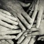 Οι προσλήψεις αφορούν στην κάλυψη πάγιων αναγκών τόσο της κεντρικής υπηρεσίας του Υπουργείου όσο και των περιφερειακών δομών φιλοξενίας και των Υπηρεσιών Υποδοχής και Ταυτοποίησης (ΥΠΥΤ) σε ολόκληρη την επικράτεια.