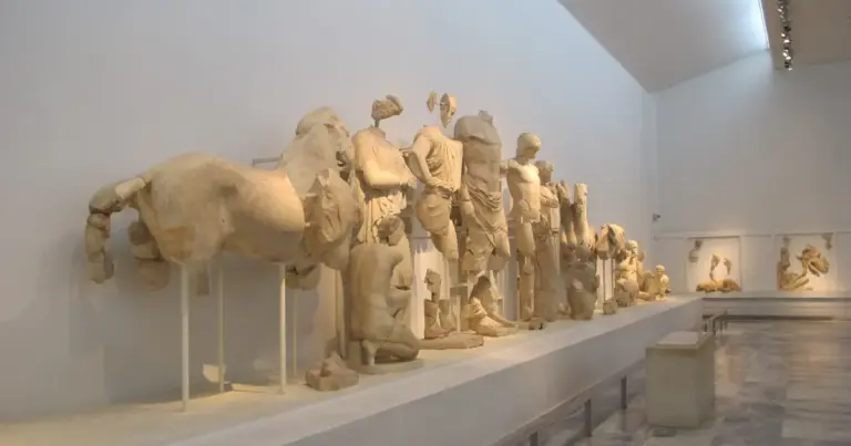 Εγκρίθηκε η πρόσληψη 180 ημερήσιων και νυχτοφυλάκων με συμβάσεις ορισμένου χρόνου, οι οποίοι θα στελεχώσουν άμεσα κορυφαία μουσεία και αρχαιολογικούς χώρους της χώρας για την κάλυψη των αυξημένων αναγκών της θερινής περιόδου.