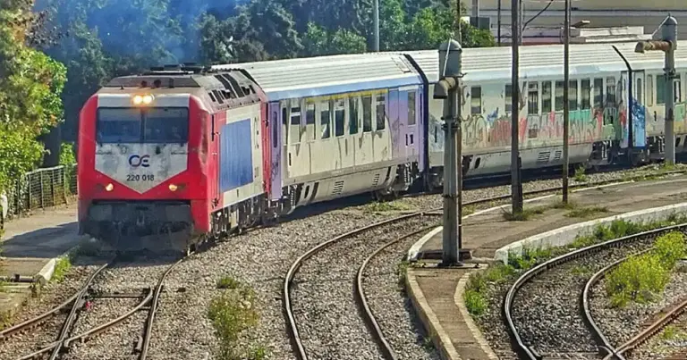 Η διαδικασία επιλογής, η οποία τελεί υπό τον έλεγχο νομιμότητας του ΑΣΕΠ, δίνει ιδιαίτερη έμφαση στην εργασιακή εμπειρία και τα ειδικά προσόντα, προσφέροντας διέξοδο μόνιμης απασχόλησης σε αποφοίτους δευτεροβάθμιας εκπαίδευσης.
