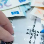 Η διαδικασία για τη στελέχωση του κορυφαίου αυτού χρηματοοικονομικού φορέα της χώρας προχωρά μέσω ειδικής προκήρυξης, με στόχο την ενίσχυση των τμημάτων που ασχολούνται με την έκδοση ομολόγων, τη διαχείριση του χαρτοφυλακίου του δημοσίου χρέους και την ανάλυση κινδύνου.