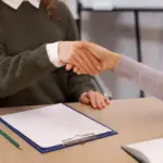 Ξεκίνησαν από σήμερα, Δευτέρα 22 Ιουνίου 2026, οι αιτήσεις για την πρόσληψη 200 μόνιμων υπαλλήλων στον Οργανισμό Διαχείρισης Δημοσίου Χρέους (ΟΔΔΗΧ), με την προκήρυξη να εστιάζει σε συγκεκριμένα πτυχία της τριτοβάθμιας εκπαίδευσης.