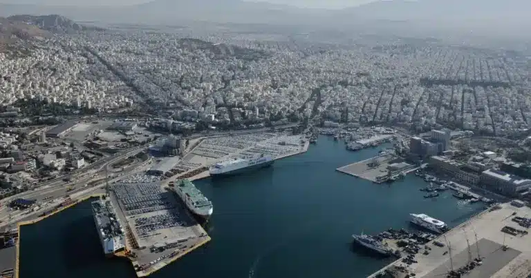 Το νέο προσωπικό θα απορροφηθεί σε κρίσιμες υπηρεσίες του λιμένα, καλύπτοντας ένα ευρύ φάσμα ειδικοτήτων από όλες τις βαθμίδες εκπαίδευσης (ΠΕ, ΤΕ, ΔΕ και ΥΕ), με συμβάσεις εργασίας αορίστου χρόνου που εξασφαλίζουν μόνιμη απασχόληση.