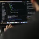 Οι εξειδικευμένοι κλάδοι της ασφάλειας πληροφοριακών συστημάτων, της ανάλυσης ψηφιακών απειλών και της μηχανικής δικτύων έχουν το απόλυτο προβάδισμα διορισμού στη νέα προκήρυξη για τις μόνιμες προσλήψεις στην Εθνική Αρχή Κυβερνοασφάλειας, καθώς η διαδικασία μοριοδότησης πριμοδοτεί προκλητικά τα εξειδικευμένα ψηφιακά προσόντα. Το ΑΣΕΠ έχει ήδη ανάψει το πράσινο φως για την επιλογή του προσωπικού που θα στελεχώσει τη νεοσύστατη Αρχή, εστιάζοντας σε υποψηφίους με ισχυρό τεχνολογικό υπόβαθρο που θα αναλάβουν την προστασία των κρίσιμων υποδομών της χώρας.