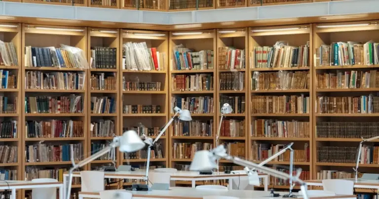 Μόνιμες προσλήψεις διοικητικών υπαλλήλων και βιβλιοθηκονόμων στην Εθνική Βιβλιοθήκη της Ελλάδος φέρνει η νέα προκήρυξη του ΑΣΕΠ, ανοίγοντας τον δρόμο για τη στελέχωση ενός από τους σημαντικότερους πολιτιστικούς οργανισμούς της χώρας. Η διαδικασία θα γίνει εξ ολοκλήρου μέσω του συστήματος μοριοδότησης της Ανεξάρτητης Αρχής, δίνοντας την ευκαιρία σε πτυχιούχους και αποφοίτους δευτεροβάθμιας εκπαίδευσης να διεκδικήσουν μια σταθερή θέση εργασίας στο Δημόσιο.