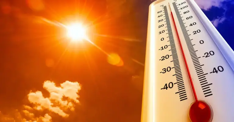 Συνολικά 47 μόνιμες θέσεις εξειδικευμένου επιστημονικού προσωπικού ανοίγουν στην Εθνική Μετεωρολογική Υπηρεσία (ΕΜΥ) μέσω της νέας προκήρυξης του ΑΣΕΠ, με το ενδιαφέρον να επικεντρώνεται σε μετεωρολόγους, πληροφορικούς και μηχανικούς. Η ενίσχυση της υπηρεσίας κρίνεται αναγκαία για την υποστήριξη των νέων συστημάτων έγκαιρης προειδοποίησης φυσικών καταστροφών και την υλοποίηση του εθνικού προγράμματος «ΑΙΓΙΣ».