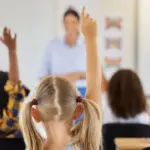 Η συγκεκριμένη μοριοδότηση λειτουργεί ως «κλειδί» για την ανατροπή των πινάκων κατάταξης, αφού η εμπειρία στις περιοχές αυτές υπολογίζεται με ειδικό συντελεστή, δίνοντας αποφασιστική ώθηση στους υποψηφίους που διεκδικούν μια μόνιμη θέση.