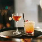 Σαρωτικές αλλαγές φέρνει η πλήρης ενεργοποίηση του αναβαθμισμένου πληροφοριακού συστήματος ΕΡΓΑΝΗ ΙΙ, καθώς από μεθαύριο 1η Ιουλίου 2026 τίθενται σε υποχρεωτική εφαρμογή οι νέοι αυστηροί κανόνες για την Ψηφιακή Κάρτα Εργασίας σε όλα τα καταστήματα του λιανεμπορίου και τις βιομηχανίες της χώρας. Οι εργοδότες και οι εργαζόμενοι καλούνται να προσαρμοστούν άμεσα σε ένα νέο ψηφιακό περιβάλλον, καθώς η περίοδος χάριτος έχει τελειώσει και οι έλεγχοι της Επιθεώρησης Εργασίας θα συνοδεύονται πλέον από τσουχτερά πρόστιμα.