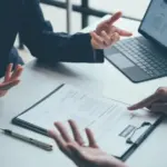 Σαρωτικούς ελέγχους σε όλα τα τουριστικά καταλύματα της χώρας ξεκινά άμεσα η Επιθεώρηση Εργασίας, εστιάζοντας αποκλειστικά στην ορθή εφαρμογή της Ψηφιακής Κάρτας Εργασίας ενόψει της κορύφωσης της θερινής σεζόν. Με τον τουριστικό κλάδο να βρίσκεται ήδη σε πλήρη κίνηση, οι ελεγκτές βγαίνουν στο πεδίο έχοντας στα χέρια τους μια συγκεκριμένη λίστα με πέντε «κόκκινες» παραβάσεις που επισύρουν βαριά πρόστιμα.