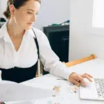 Σε πλήρη εφαρμογή τίθεται από την ερχόμενη Δευτέρα, 15 Ιουνίου 2026, το νέο αυστηρό πλαίσιο ελέγχων για την ψηφιακή κάρτα εργασίας, φέρνοντας ριζικές αλλαγές στον τρόπο που λειτουργούν οι επιχειρήσεις και καταγράφονται οι ώρες απασχόλησης. Μετά την πρόσφατη έκδοση του σχετικού ΦΕΚ και την ολοκλήρωση της πρώτης φάσης προσαρμογής στο αναβαθμισμένο πληροφοριακό σύστημα Εργάνη ΙΙ, οι εργοδότες βρίσκονται αντιμέτωποι με αυτοματοποιημένα πρόστιμα και μηδενικά περιθώρια λάθους, καθώς το υπουργείο Εργασίας επιχειρεί να βάλει οριστικό τέλος στην υποδηλωμένη εργασία και τις απλήρωτες υπερωρίες.