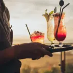 Η Ψηφιακή Κάρτα Εργασίας γίνεται υποχρεωτική για το σύνολο των τουριστικών επιχειρήσεων από την ερχόμενη Δευτέρα 22 Ιουνίου 2026, φέρνοντας ριζικές ανατροπές στην καθημερινότητα εργοδοτών και εργαζομένων. Η πλήρης εφαρμογή του μέτρου στον κλάδο του τουρισμού και της επισιτιστικής αλυσίδας αποτελεί το μεγαλύτερο στοίχημα του Υπουργείου Εργασίας για τη φετινή θερινή σεζόν. Οι έλεγχοι της Επιθεώρησης Εργασίας αναμένονται σαρωτικοί, καθώς το σύστημα ΕΡΓΑΝΗ ΙΙ θα καταγράφει πλέον σε πραγματικό χρόνο κάθε λεπτό απασχόλησης, υπερωρίας ή αλλαγής βάρδιας, βάζοντας στο μικροσκόπιο τις τουριστικές περιοχές της χώρας.