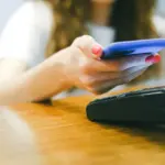 Σε πλήρη εφαρμογή τίθεται από αύριο το πρωί το νέο αυστηρό πλαίσιο για την Ψηφιακή Κάρτα Εργασίας, φέρνοντας άμεσες υποχρεώσεις και τσουχτερά πρόστιμα για τις επιχειρήσεις που δεν θα συμμορφωθούν με τους νέους κανόνες καθημερινής δήλωσης του ωραρίου. Η περίοδος χάριτος και οι πιλοτικές εφαρμογές ολοκληρώθηκαν, πράγμα που σημαίνει ότι από την επόμενη κιόλας βάρδια κάθε απόκλιση ανάμεσα στον πραγματικό χρόνο εργασίας και τη σήμανση της κάρτας θα εντοπίζεται αυτόματα από το σύστημα Εργάνη ΙΙ.