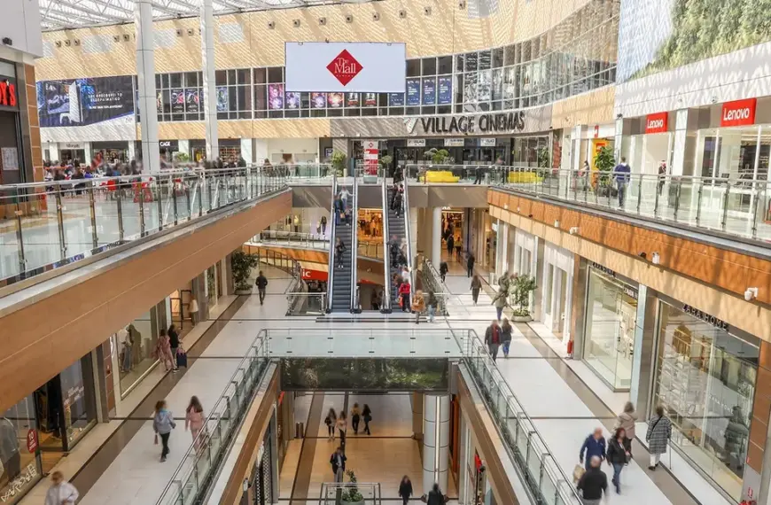 Αυτό σημαίνει ότι η σήμανση της κάρτας πρέπει να αποτυπώνει την πραγματική είσοδο στο ευρύτερο συγκρότημα, εξαναγκάζοντας τις επιχειρήσεις να αναπροσαρμόσουν τα σημεία τοποθέτησης των τερματικών υποδοχής.