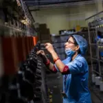 Η εσφαλμένη καταγραφή της νυχτερινής βάρδιας στην Ψηφιακή Κάρτα Εργασίας κατά τη στιγμή της αλλαγής της ημέρας (τα μεσάνυχτα) αποτελεί τη μεγαλύτερη τεχνική παγίδα του συστήματος ΕΡΓΑΝΗ ΙΙ, καθώς «σπάει» τη βάρδια στα δύο και στερεί αυτόματα τις νόμιμες ώρες υπερωρίας ή υπερεργασίας από τους εργαζόμενους. Πολλές επιχειρήσεις που λειτουργούν με 24ωρο καθεστώς αδυνατούν να αποτυπώσουν σωστά τη συνεχιζόμενη απασχόληση που ξεκινά το βράδυ μιας ημέρας και ολοκληρώνεται το πρωί της επόμενης, με αποτέλεσμα το σύστημα να μη συγχωνεύει τον χρόνο εργασίας και να χάνονται οι ανάλογες προσαυξήσεις.