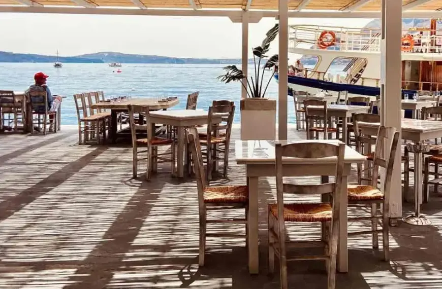 Το πρόβλημα εντοπίζεται στον τρόπο με τον οποίο ορισμένες επιχειρήσεις απαιτούν από το προσωπικό να χτυπά την κάρτα κατά την αποχώρηση για το ενδιάμεσο κενό.