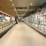 Η αυστηρή διευκρίνιση του Υπουργείου Εργασίας και της Επιθεώρησης Εργασίας βάζει τέλος στην γκρίζα ζώνη των «απλήρωτων τετάρτων», ξεκαθαρίζοντας ότι οποιαδήποτε παρουσία στην επιχείρηση για προετοιμασία ταμείου, παραλαβή εμπορευμάτων ή οργάνωση ραφιών αποτελεί δεδουλευμένο χρόνο.