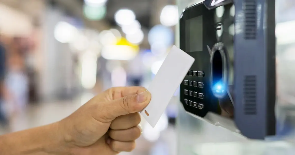 Η διαδικασία αυτή, που πλέον αποτελεί καθημερινότητα για χιλιάδες επιχειρήσεις και εργαζόμενους, στοχεύει στην πλήρη καταγραφή των πραγματικών ωρών εργασίας και στην πάταξη της υποδηλωμένης εργασίας.