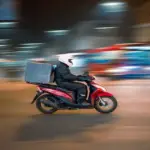 Το γεγονός ότι ο διανομέας χρησιμοποιεί δικό του μεταφορικό μέσο δεν αλλάζει την υποχρέωση ακριβούς καταγραφής του χρόνου εργασίας, αλλά προσθέτει συγκεκριμένες υποχρεώσεις στον εργοδότη σχετικά με τις αποζημιώσεις χρήσης και συντήρησης.