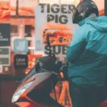 Η χρήση ιδιόκτητου οχήματος από τους διανομείς δημιουργούσε μέχρι πρότινος γκρίζες ζώνες, οι οποίες πλέον ρυθμίζονται αυστηρά μέσω του συστήματος Εργάνη ΙΙ, διασφαλίζοντας την πλήρη καταγραφή του πραγματικού χρόνου απασχόλησης.