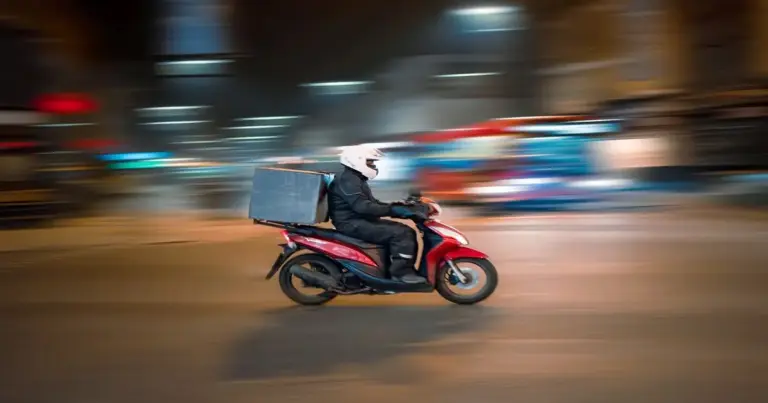 Το γεγονός ότι ο διανομέας χρησιμοποιεί δικό του μεταφορικό μέσο δεν αλλάζει την υποχρέωση ακριβούς καταγραφής του χρόνου εργασίας, αλλά προσθέτει συγκεκριμένες υποχρεώσεις στον εργοδότη σχετικά με τις αποζημιώσεις χρήσης και συντήρησης.