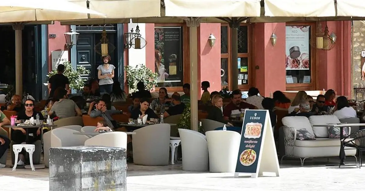 Με την πλήρη εφαρμογή του μέτρου στον κλάδο των καταστημάτων υγειονομικού ενδιαφέροντος, οι έλεγχοι της Επιθεώρησης Εργασίας επικεντρώνονται πλέον στο αν η πραγματική παρουσία του σερβιτόρου ή του μάγειρα ταυτίζεται απόλυτα με τις realtime δηλώσεις στο σύστημα Εργάνη ΙΙ.