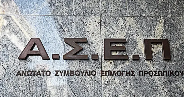 Η έκδοση του πιστοποιητικού μόνιμης κατοικίας γίνεται πλέον ψηφιακά μέσω του Gov.gr, επιτρέποντας στους υποψηφίους των διαγωνισμών του ΑΣΕΠ να εξασφαλίσουν τη μοριοδότηση της εντοπιότητας μέσα σε λίγα λεπτά από τον υπολογιστή τους. Η διαδικασία αυτή καταργεί την ανάγκη για επισκέψεις στα ΚΕΠ ή στις υπηρεσίες των Δήμων, αρκεί ο ενδιαφερόμενος να διαθέτει τους απαραίτητους κωδικούς και τα δικαιολογητικά που αποδεικνύουν τη διετή διαμονή του στον συγκεκριμένο τόπο.