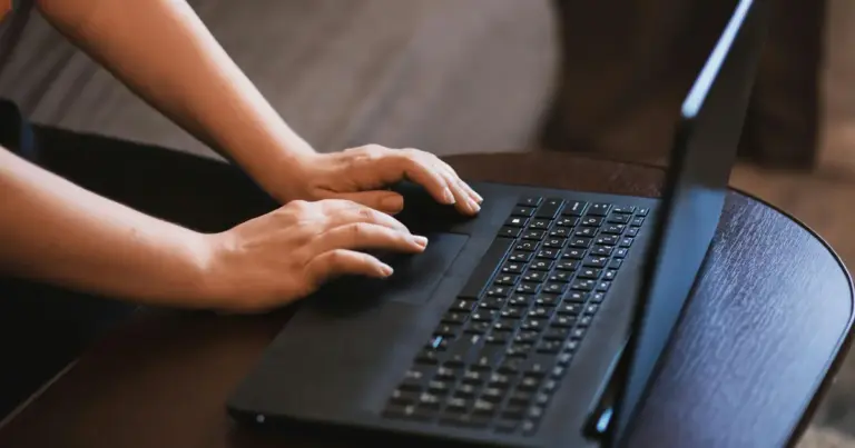 Επιπλέον 100 μόρια για τις προσλήψεις μέσω ΑΣΕΠ εξασφαλίζουν από σήμερα, Δευτέρα 1 Ιουνίου 2026, οι κάτοχοι του νέου πιστοποιητικού ψηφιακής διαχείρισης της ΔΥΠΑ, καθώς ενεργοποιήθηκε η σχετική εγκύκλιος που εντάσσει τη συγκεκριμένη επιμόρφωση στα κριτήρια μοριοδότησης της δεξαμενής επιλαχόντων και των μόνιμων προκηρύξεων.