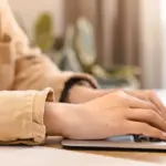 Η μετατροπή του προφίλ σας στο LinkedIn σε μαγνήτη για recruiters κατά τη διάρκεια των θερινών μηνών εξαρτάται από τη σωστή χρήση των λέξεων-κλειδιών και την ενεργοποίηση των κατάλληλων ρυθμίσεων αναζήτησης, καθώς οι προσλήψεις για το δεύτερο μισό του 2026 έχουν ήδη ξεκινήσει.