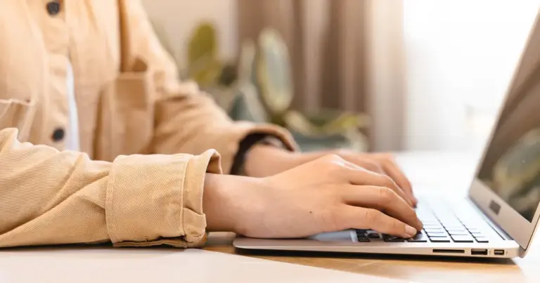 Η μετατροπή του προφίλ σας στο LinkedIn σε μαγνήτη για recruiters κατά τη διάρκεια των θερινών μηνών εξαρτάται από τη σωστή χρήση των λέξεων-κλειδιών και την ενεργοποίηση των κατάλληλων ρυθμίσεων αναζήτησης, καθώς οι προσλήψεις για το δεύτερο μισό του 2026 έχουν ήδη ξεκινήσει.