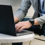 Η μετατροπή του προφίλ σας στο LinkedIn σε έναν ψηφιακό μαγνήτη για recruiters πρέπει να ολοκληρωθεί μέσα στις επόμενες ημέρες του Ιουνίου 2026, καθώς οι εταιρείες στην Ελλάδα έχουν ήδη ξεκινήσει το μεγάλο κύμα αναζήτησης στελεχών για να καλύψουν τις θέσεις του επόμενου φθινοπώρου. Αν πιστεύετε ότι το καλοκαίρι η αγορά εργασίας «νεκρώνει», κάνετε μεγάλο λάθος· οι υπεύθυνοι προσλήψεων εκμεταλλεύονται τους χαμηλότερους ρυθμούς των μηνών αυτών για να κάνουν ενδελεχές talent scouting με την ησυχία τους.