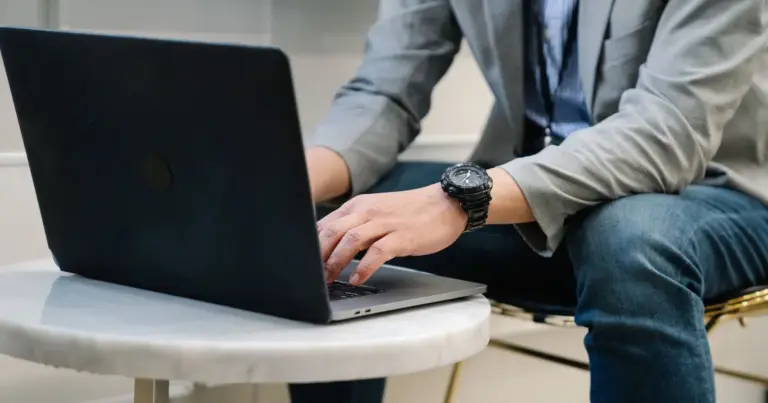 Η μετατροπή του προφίλ σας στο LinkedIn σε έναν ψηφιακό μαγνήτη για recruiters πρέπει να ολοκληρωθεί μέσα στις επόμενες ημέρες του Ιουνίου 2026, καθώς οι εταιρείες στην Ελλάδα έχουν ήδη ξεκινήσει το μεγάλο κύμα αναζήτησης στελεχών για να καλύψουν τις θέσεις του επόμενου φθινοπώρου. Αν πιστεύετε ότι το καλοκαίρι η αγορά εργασίας «νεκρώνει», κάνετε μεγάλο λάθος· οι υπεύθυνοι προσλήψεων εκμεταλλεύονται τους χαμηλότερους ρυθμούς των μηνών αυτών για να κάνουν ενδελεχές talent scouting με την ησυχία τους.