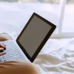 Μπορείτε να μετατρέψετε το προφίλ σας στο LinkedIn σε μαγνήτη για recruiters μέσα σε ένα μόνο Σαββατοκύριακο, ακολουθώντας μια στοχευμένη στρατηγική βελτιστοποίησης που θα σας φέρει στις πρώτες θέσεις των αναζητήσεων για την ελληνική και διεθνή αγορά εργασίας. Οι υπεύθυνοι προσλήψεων χρησιμοποιούν ειδικά φίλτρα τα Σαββατοκύριακα για να προετοιμάσουν τις λίστες των υποψηφίων της επόμενης εβδομάδας, επομένως η σωστή δόμηση του προφίλ σας αυτή τη στιγμή αποτελεί το ισχυρότερο ανταγωνιστικό σας πλεονέκτημα.