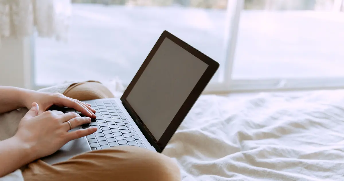Μπορείτε να μετατρέψετε το προφίλ σας στο LinkedIn σε μαγνήτη για recruiters μέσα σε ένα μόνο Σαββατοκύριακο, ακολουθώντας μια στοχευμένη στρατηγική βελτιστοποίησης που θα σας φέρει στις πρώτες θέσεις των αναζητήσεων για την ελληνική και διεθνή αγορά εργασίας. Οι υπεύθυνοι προσλήψεων χρησιμοποιούν ειδικά φίλτρα τα Σαββατοκύριακα για να προετοιμάσουν τις λίστες των υποψηφίων της επόμενης εβδομάδας, επομένως η σωστή δόμηση του προφίλ σας αυτή τη στιγμή αποτελεί το ισχυρότερο ανταγωνιστικό σας πλεονέκτημα.