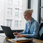 Η μετατροπή του LinkedIn προφίλ σας σε έναν ψηφιακό μαγνήτη για recruiters μπορεί να ολοκληρωθεί μέσα σε ένα μόνο Σαββατοκύριακο, αρκεί να εφαρμόσετε τις κατάλληλες στοχευμένες αλλαγές που «ξεκλειδώνουν» τον αλγόριθμο της πλατφόρμας. Οι υπεύθυνοι προσλήψεων στην Ελλάδα χρησιμοποιούν ειδικά φίλτρα αναζήτησης καθημερινά, και οι επεμβάσεις που θα κάνετε μέσα στις επόμενες 48 ώρες θα σας φέρουν πιο ψηλά στα δικά τους αποτελέσματα.