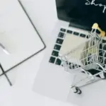 Η κρατική επιδότηση ύψους 15.000 ευρώ για τη δημιουργία ηλεκτρονικού καταστήματος (e-shop) είναι πλέον γεγονός, μέσα από τοχευμένα προγράμματα ενίσχυσης της νεανικής επιχειρηματικότητας που θέτουν στο επίκεντρο τους νέους έως 35 ετών. Το πρόγραμμα χρηματοδοτεί στο 100% τις δαπάνες για τον ψηφιακό μετασχηματισμό, επιτρέποντας σε χιλιάδες νέους να ξεκινήσουν τη δική τους δραστηριότητα στο λιανεμπόριο ή τις υπηρεσίες χωρίς να ξοδέψουν δικά τους κεφάλαια για τις βασικές υποδομές.